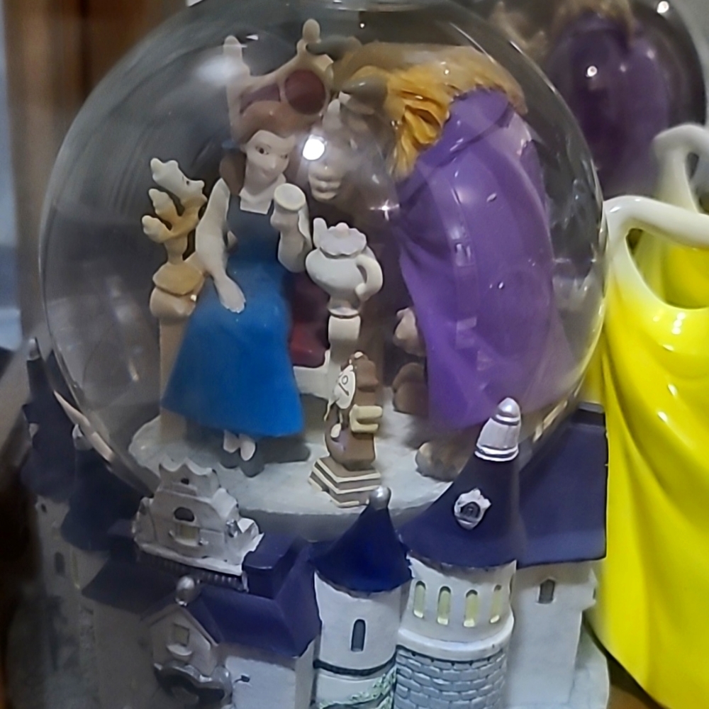 Beauty and the beast snowglobe Belle vintage